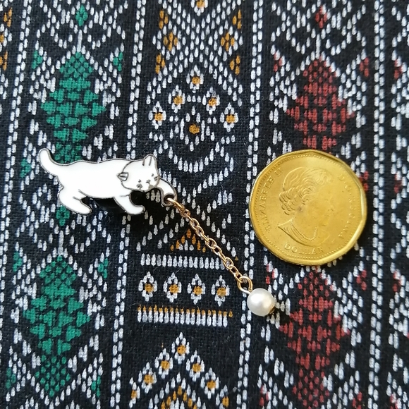 📍2/20$ Cat With Pearl Tassel Enamel Pin NWOT - Picture 2 of 6